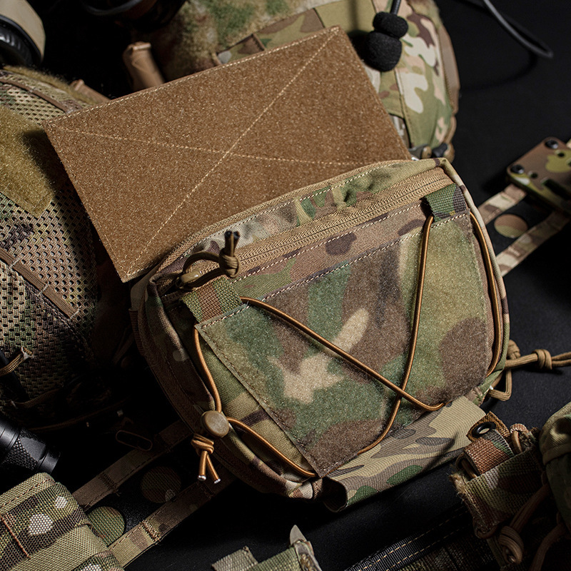Hunting Outdoor Store - Önünde altta asılı göbek çantası bulunan,